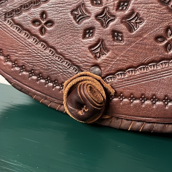 Vintage Bohemian Handmade & Hand Pressed 100%  Leather Saddle Crossbody Bag - Picture 6 of 12